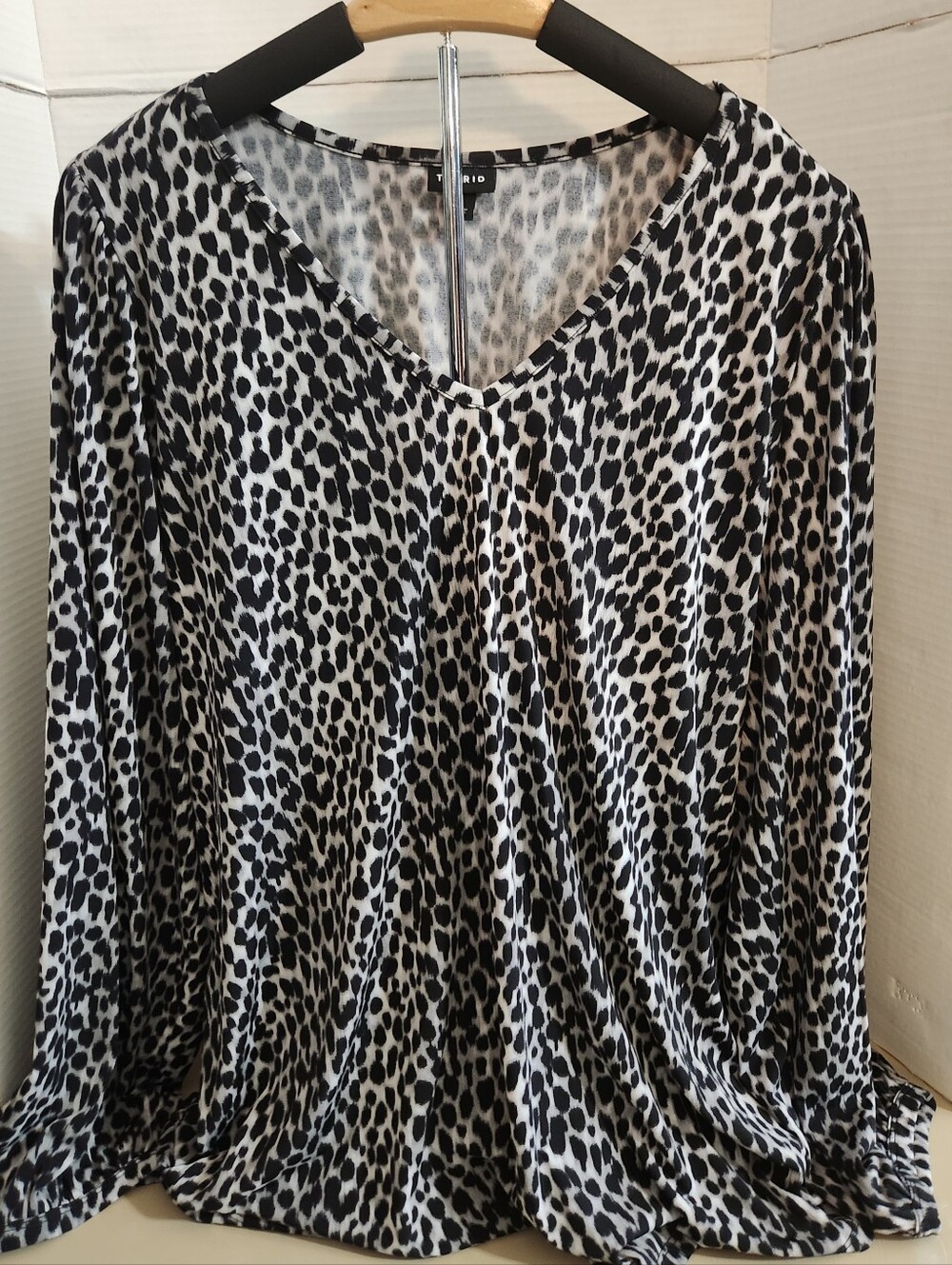Torrod Women's Black and White Leopard V-Neck Long Sleeve Top